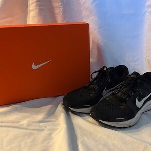 Nike Black and White Vomero 16 Athletic Shoes with Cushioned Sole
